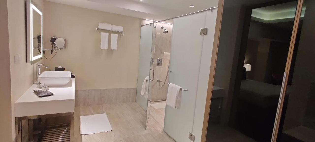 O By Tamara, Trivandrum Thiruvananthapuram Exterior photo A shower with a sliding door