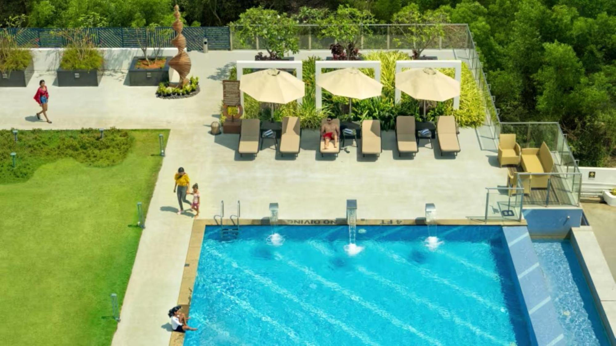 O By Tamara, Trivandrum Thiruvananthapuram Exterior photo The swimming pool at the hotel